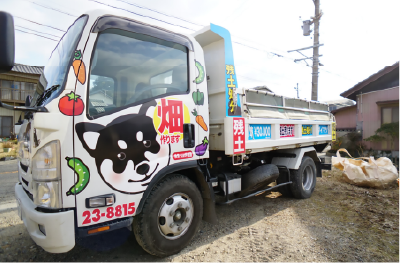 愛犬ウメのイラストが施された社用車